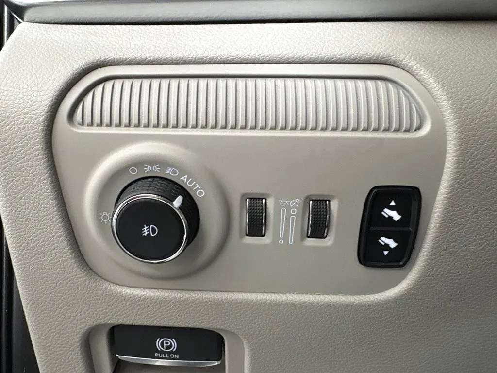Jeep Grand Wagoneer L photo 17
