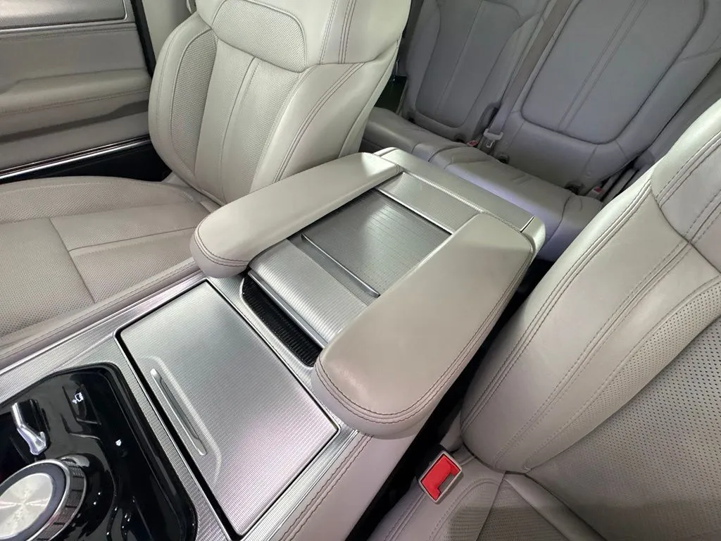 Jeep Grand Wagoneer L photo 31