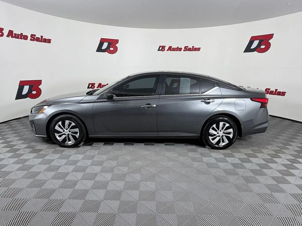 Nissan Altima photo 3