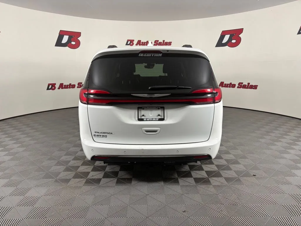 Chrysler Pacifica photo 5