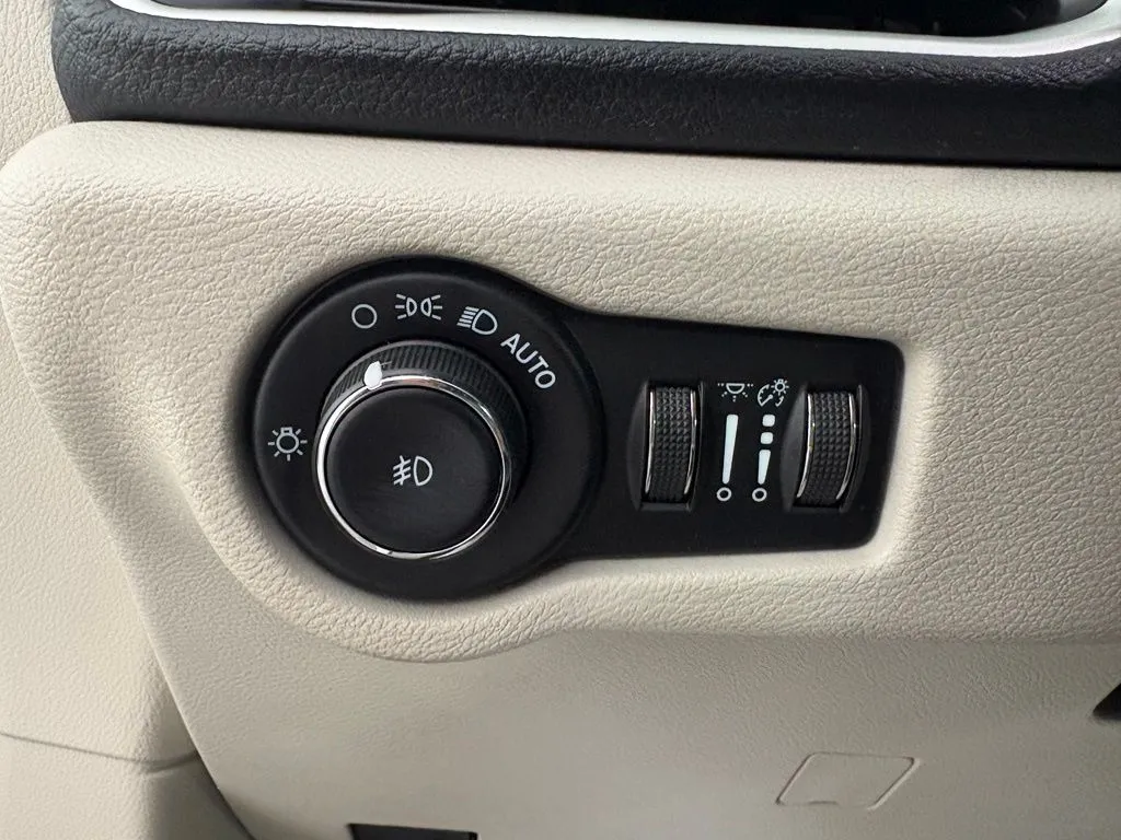Chrysler Pacifica photo 16