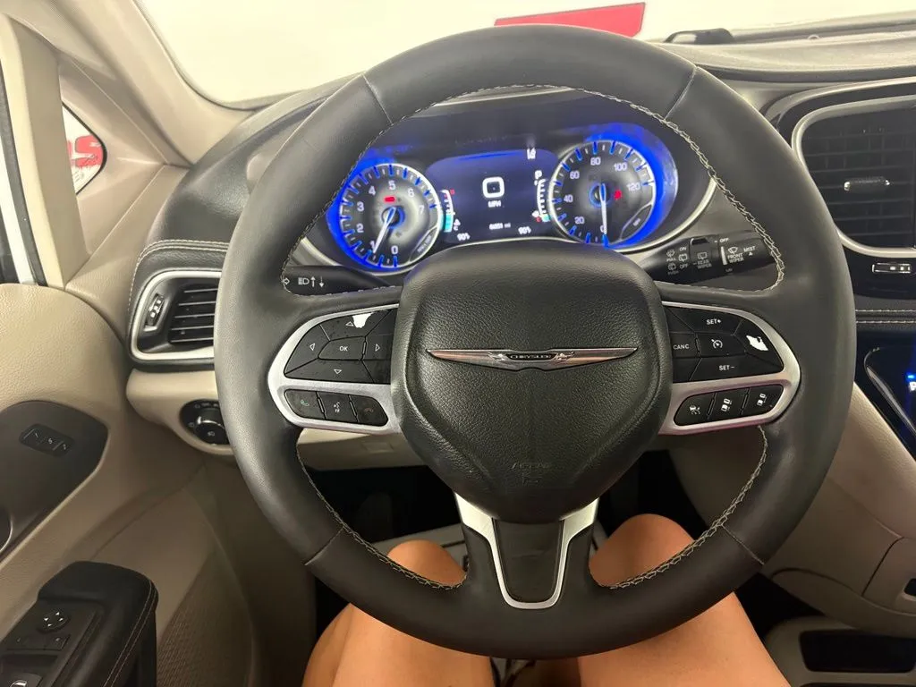 Chrysler Pacifica photo 17