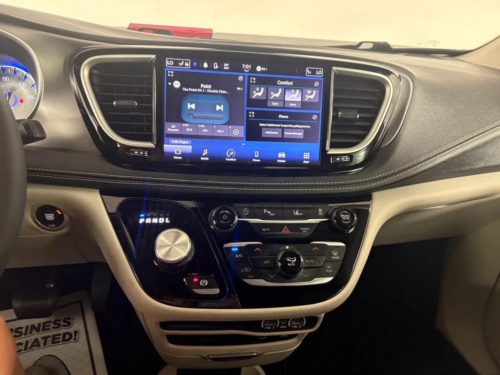 Chrysler Pacifica photo 21