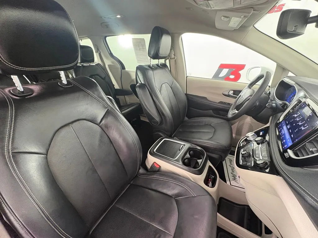 Chrysler Pacifica photo 32