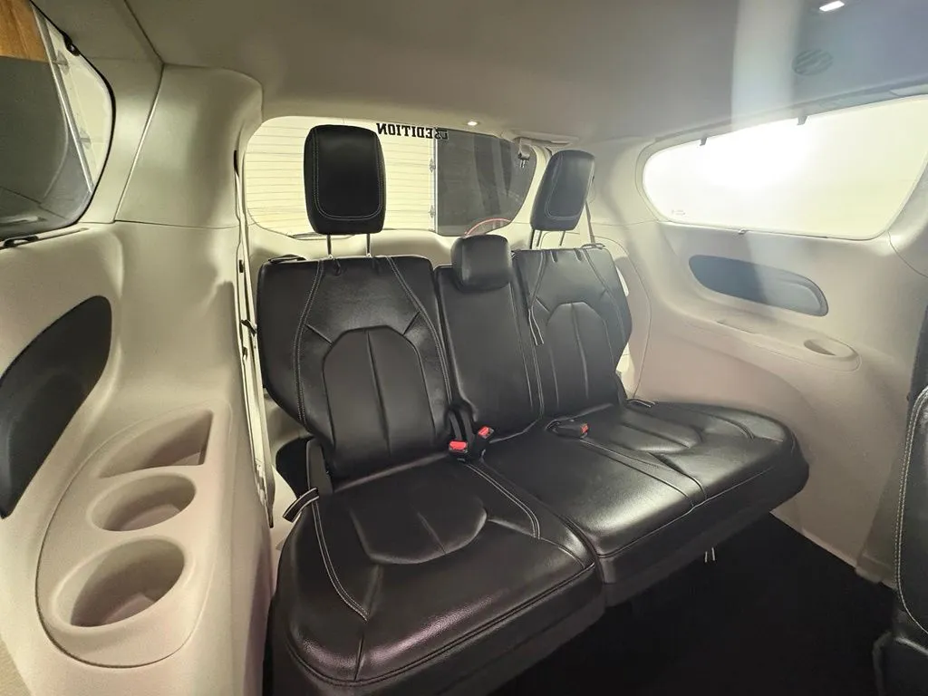Chrysler Pacifica photo 44
