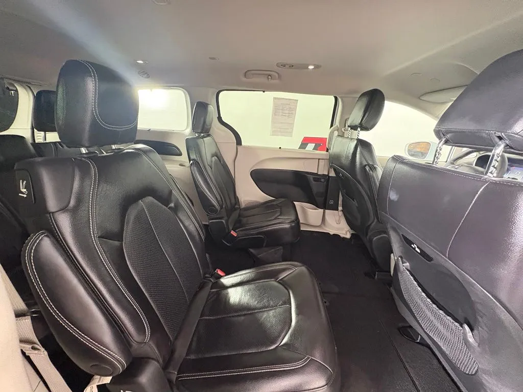 Chrysler Pacifica photo 40