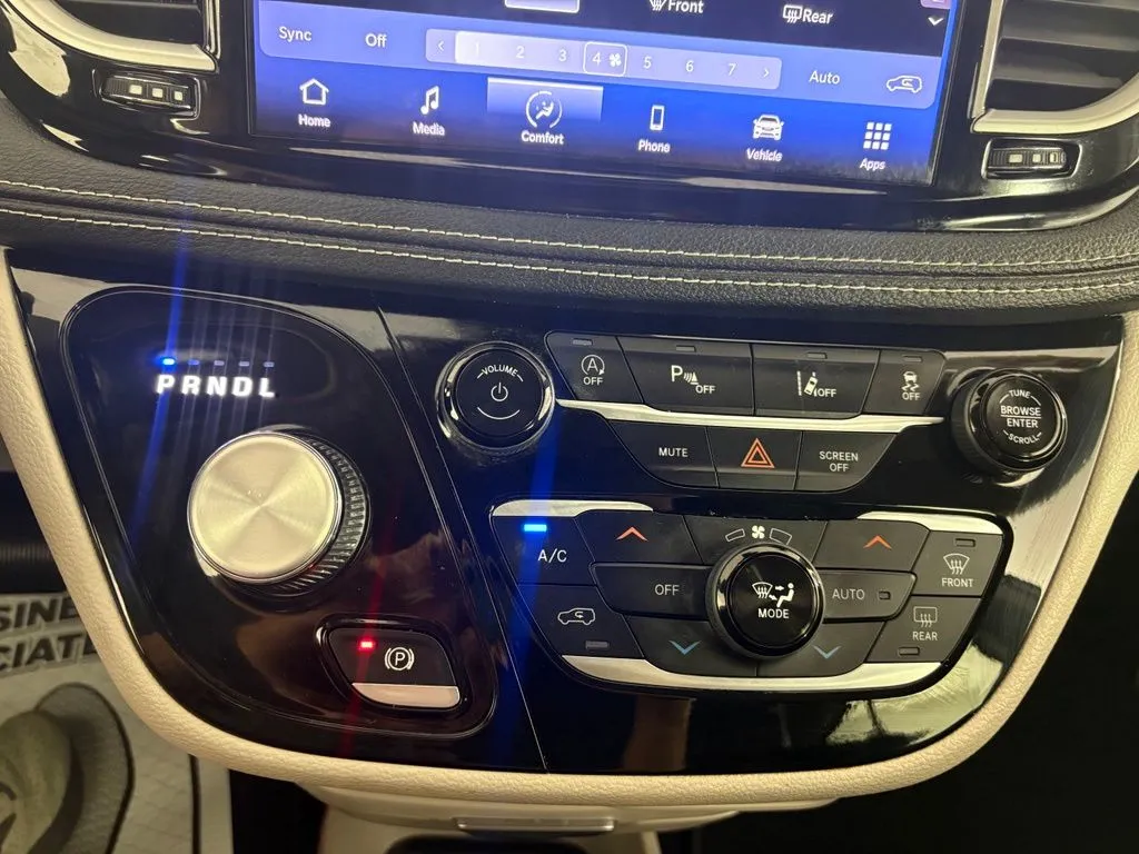 Chrysler Pacifica photo 24