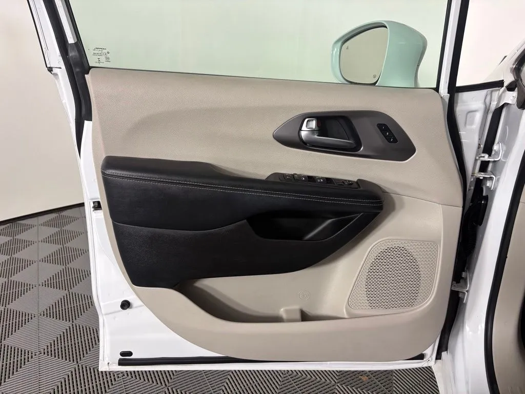 Chrysler Pacifica photo 12