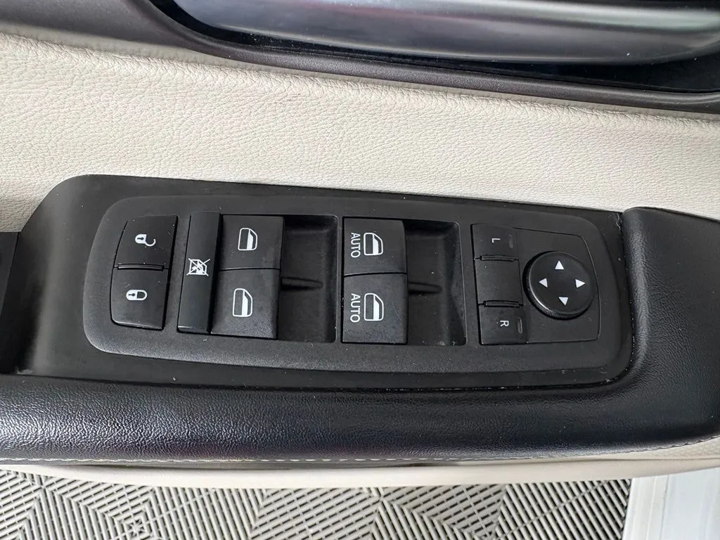 Chrysler Pacifica photo 14
