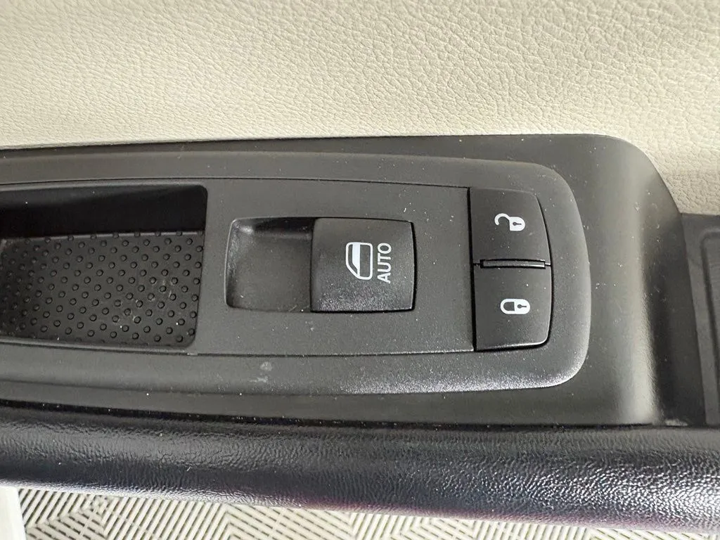 Chrysler Pacifica photo 35