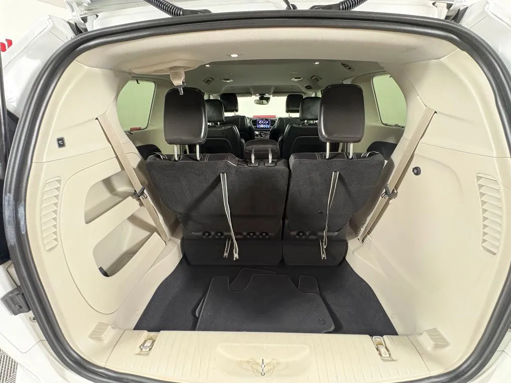 Chrysler Pacifica photo 45