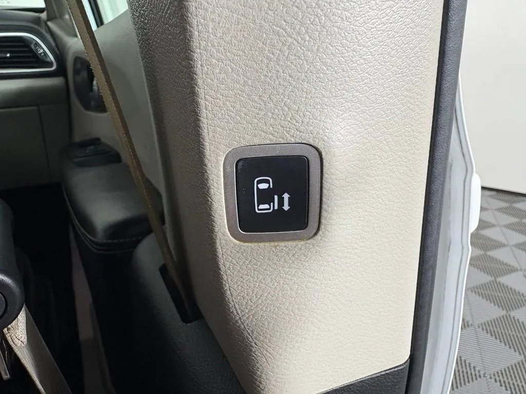 Chrysler Pacifica photo 41
