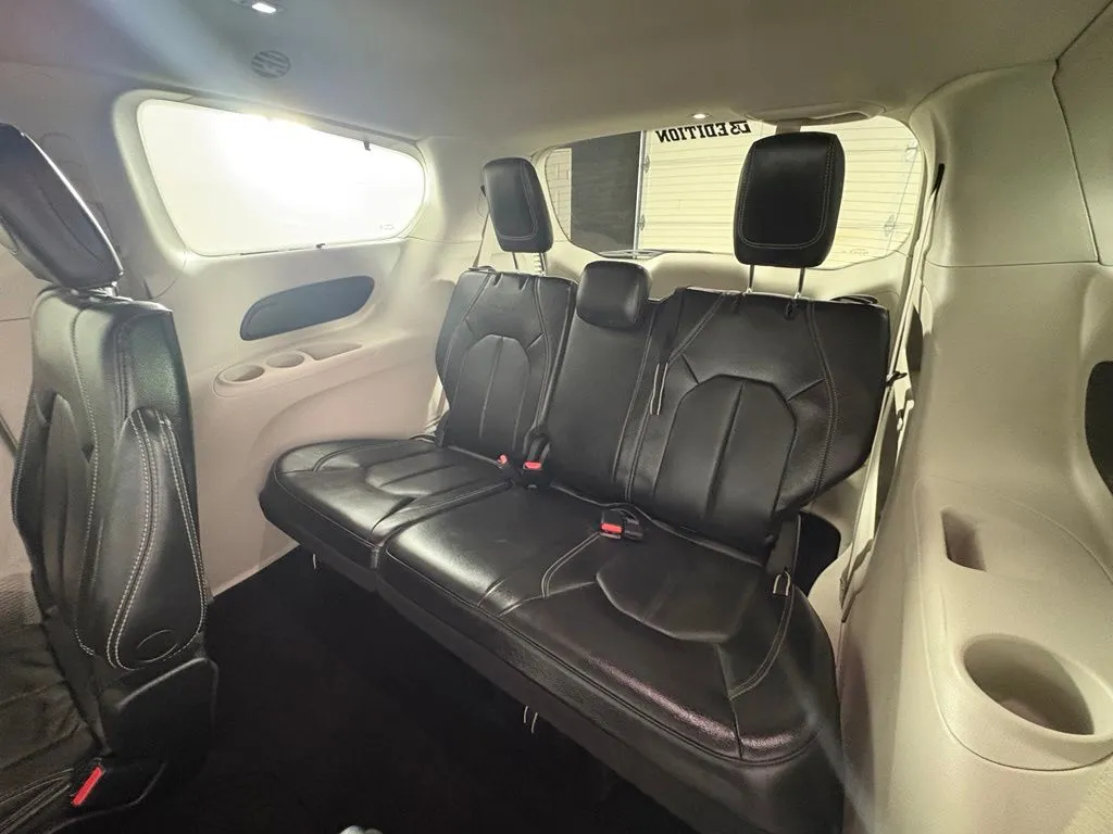 Chrysler Pacifica photo 43