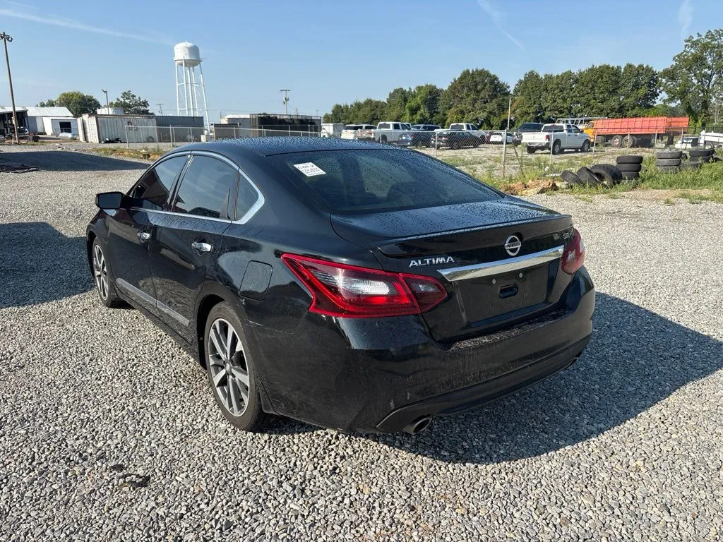 Nissan Altima photo 4