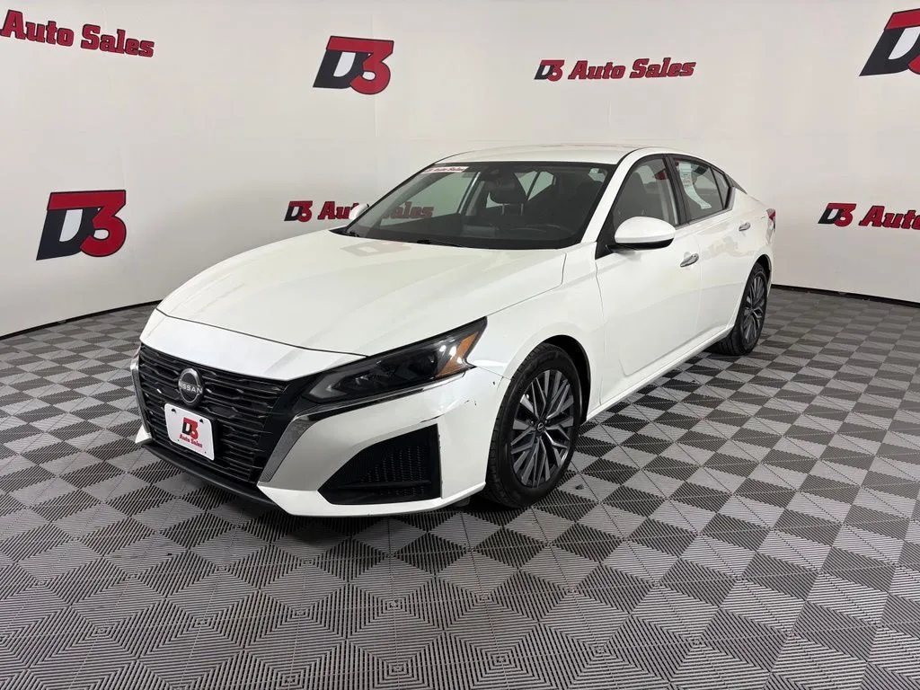 Nissan Altima photo 2