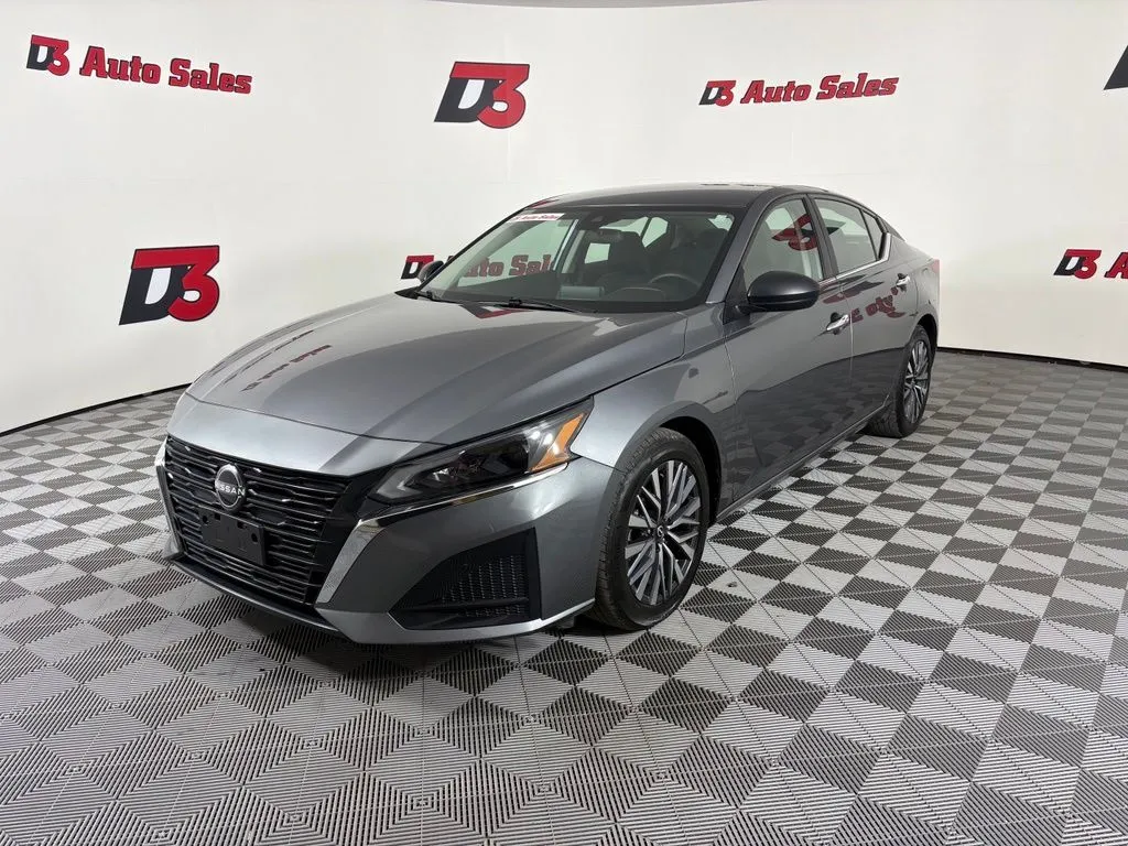 Nissan Altima photo 2