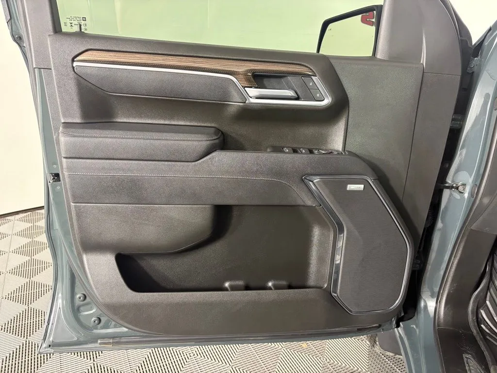 Chevrolet Silverado photo 14