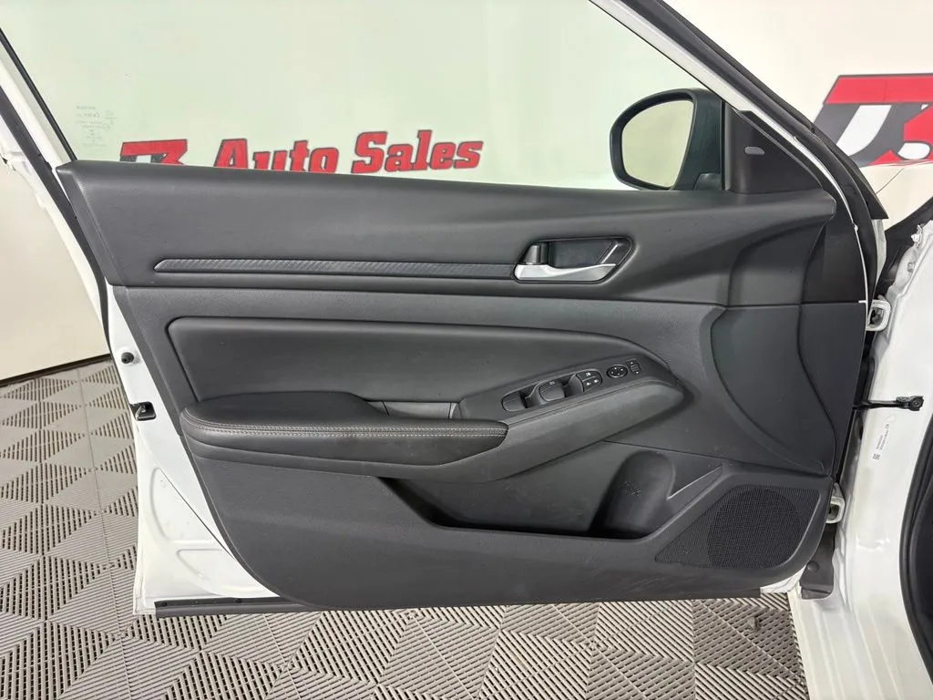 Nissan Altima photo 12