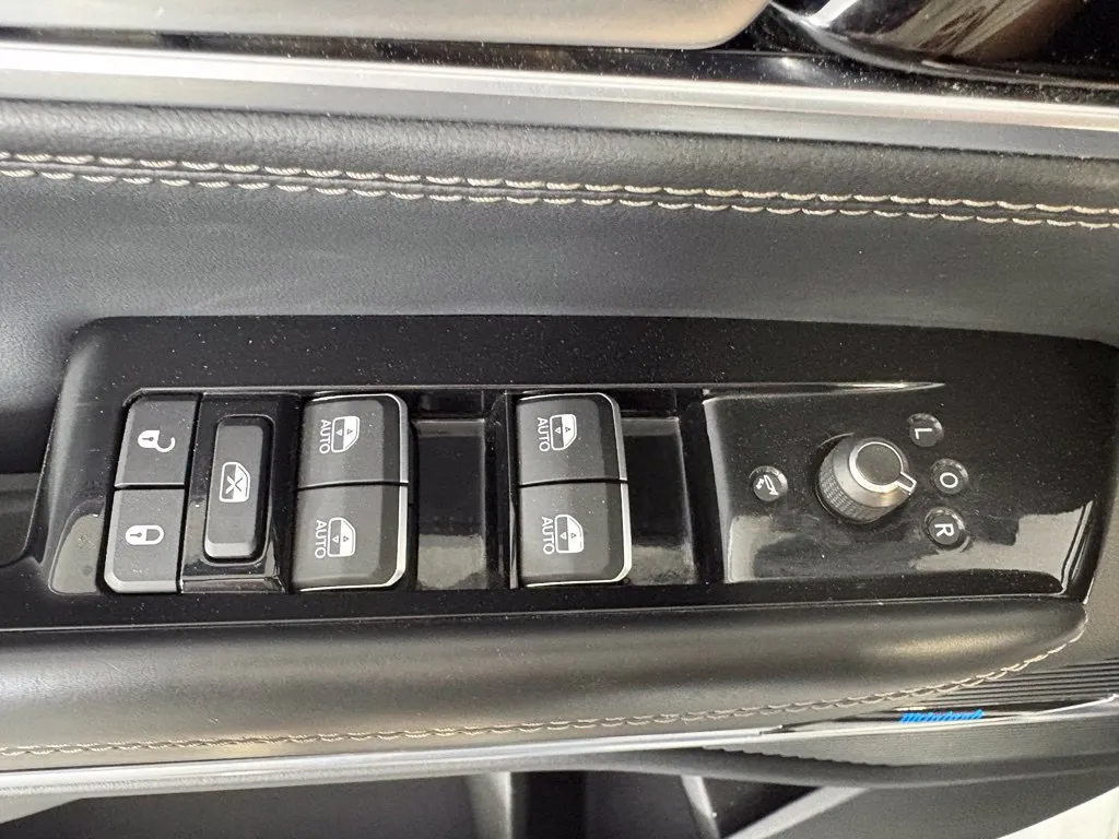 Jeep Grand Wagoneer photo 13