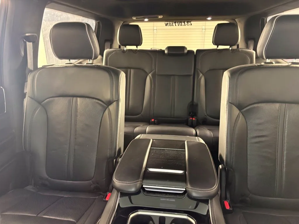 Jeep Grand Wagoneer photo 38