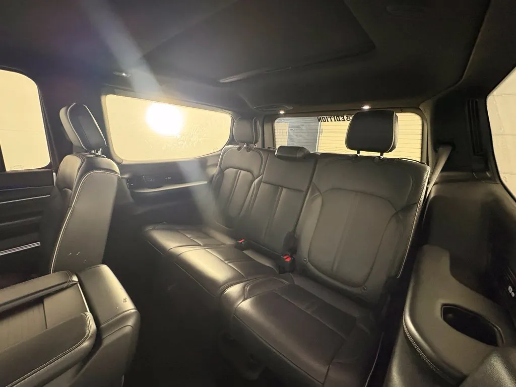 Jeep Grand Wagoneer photo 48