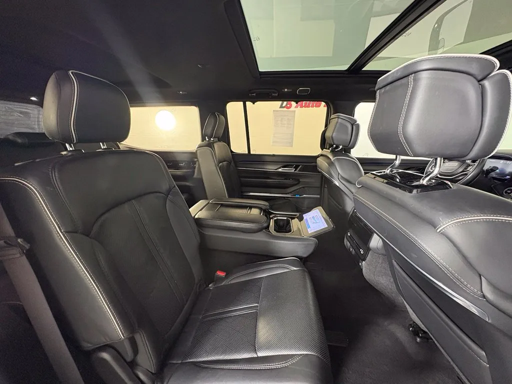 Jeep Grand Wagoneer photo 45