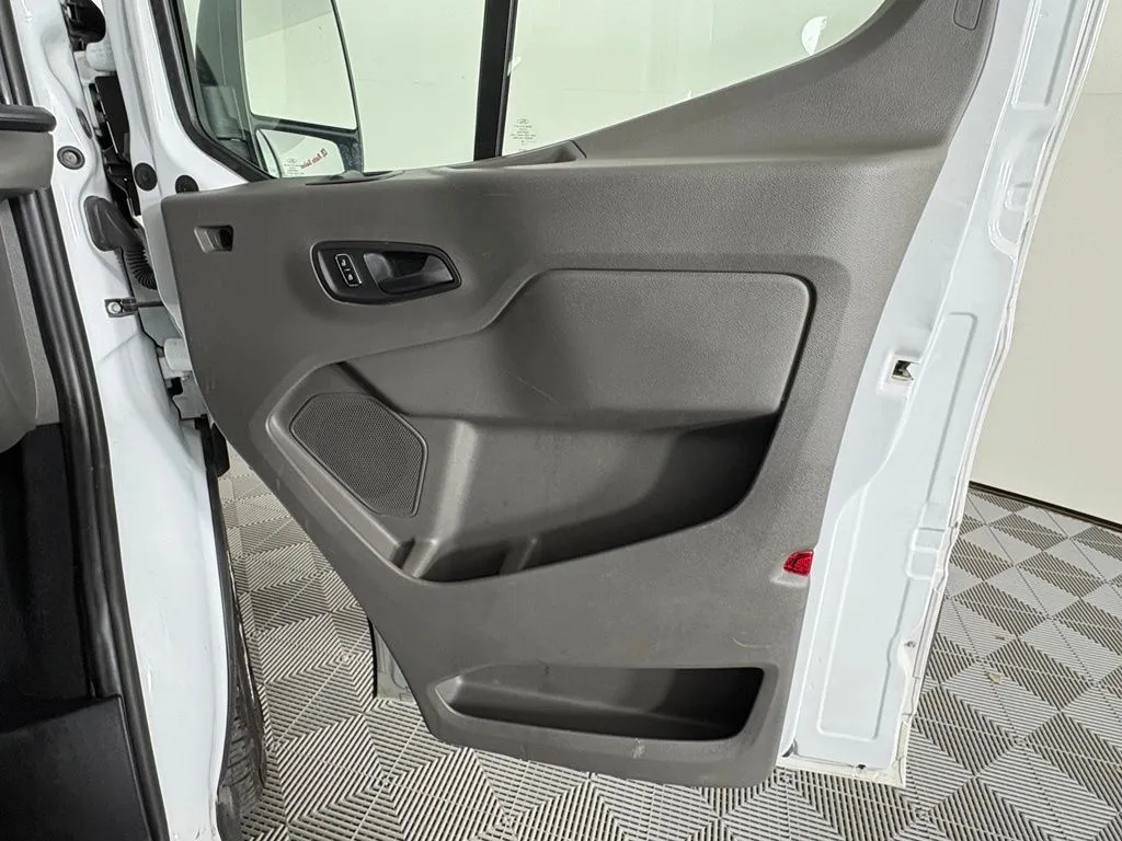 Ford Transit-350 photo 32