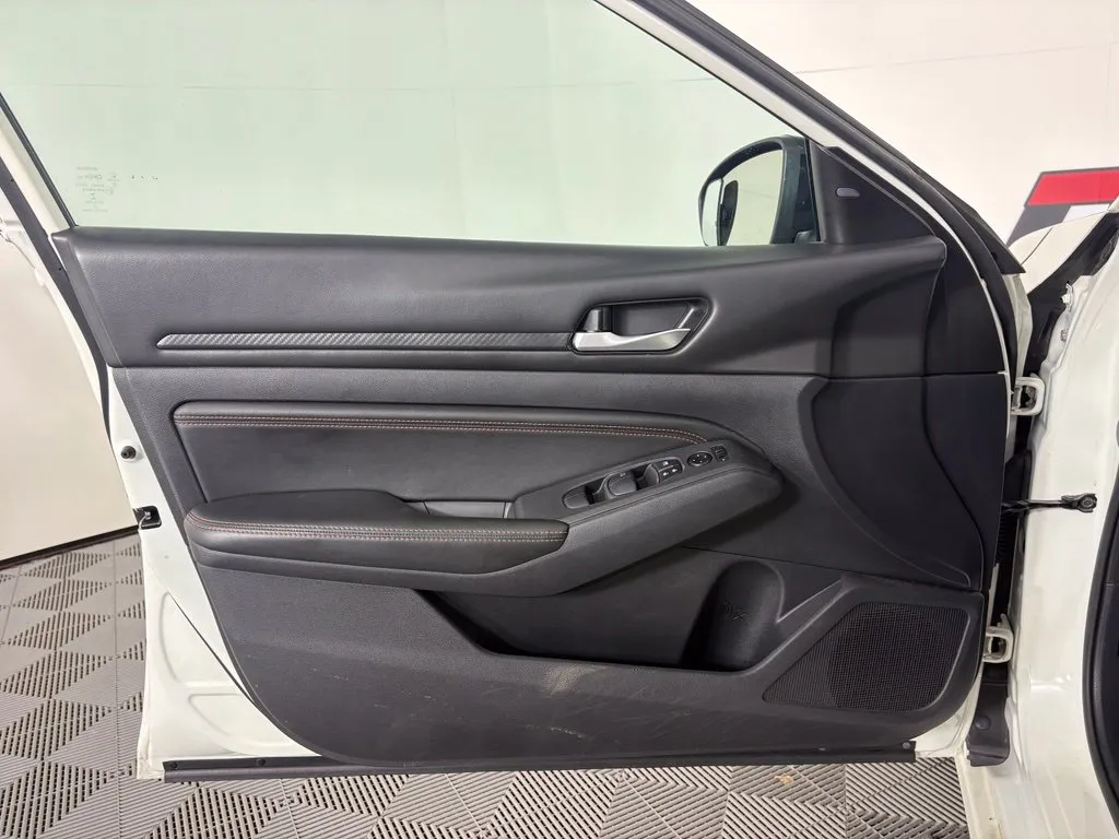 Nissan Altima photo 12
