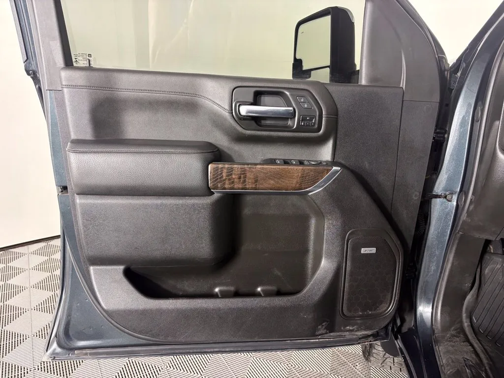 GMC Sierra photo 13