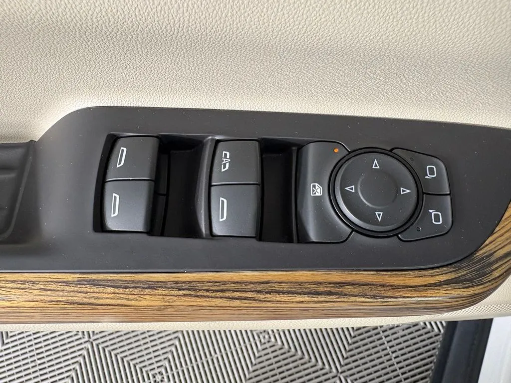 GMC Acadia photo 14