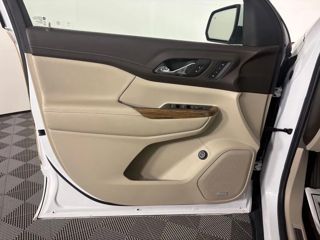 GMC Acadia photo 12
