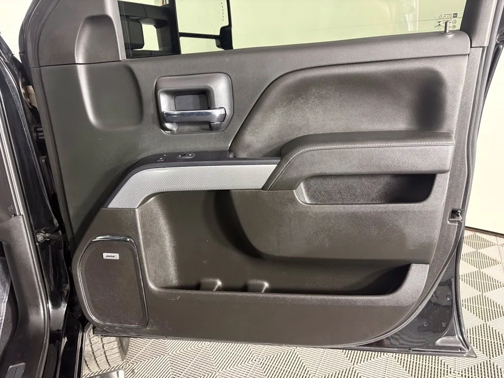 Chevrolet Silverado photo 37