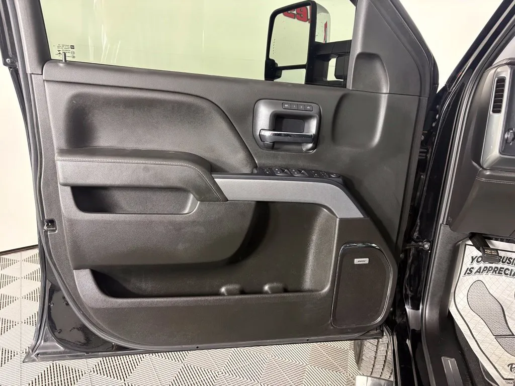 Chevrolet Silverado photo 13