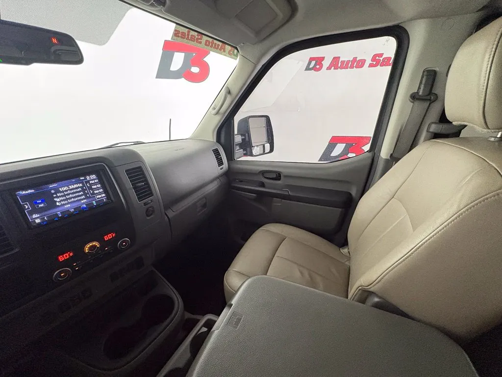 Nissan NV photo 28