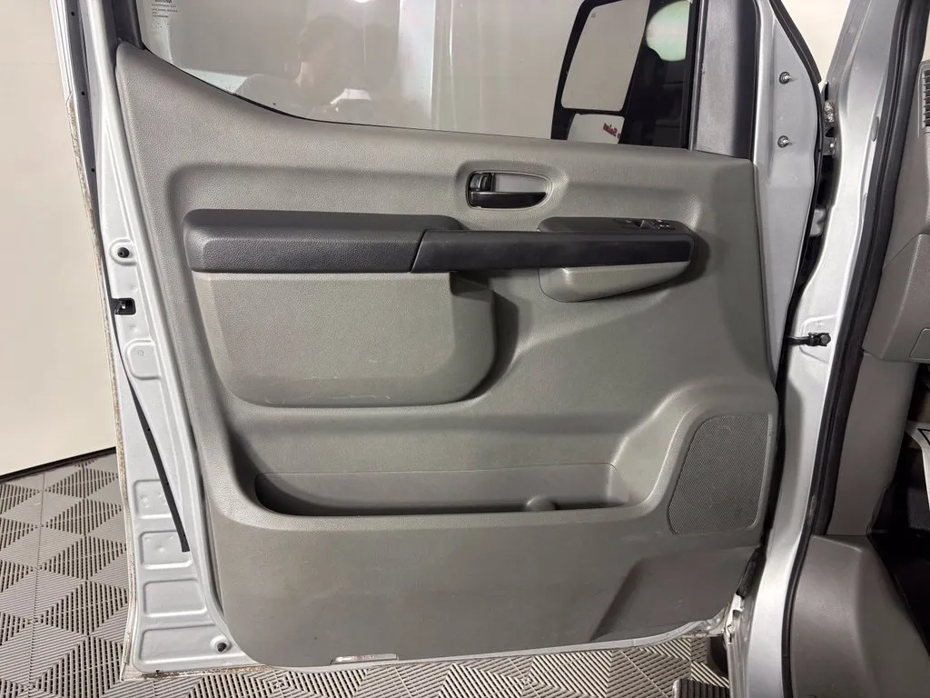 Nissan NV photo 12
