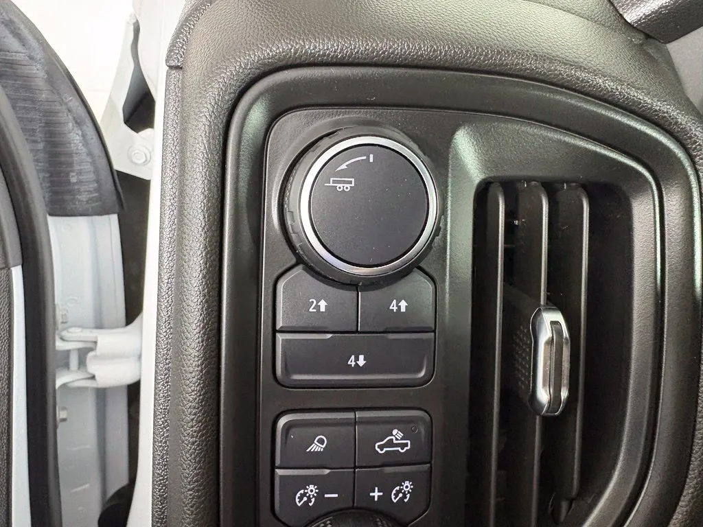 Chevrolet 3500HD photo 17