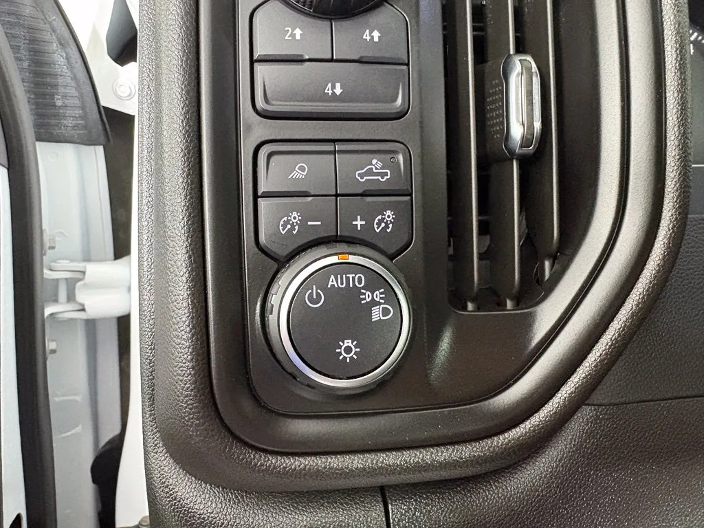 Chevrolet 3500HD photo 18