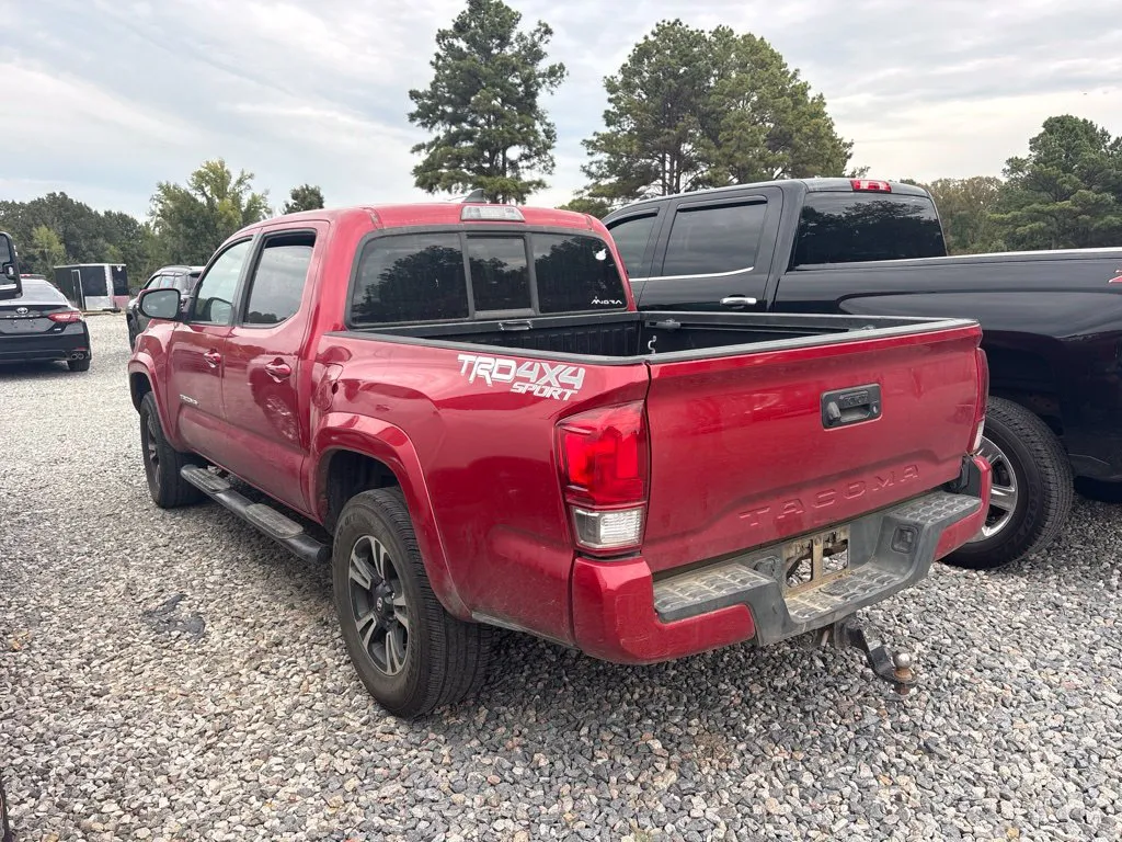 Toyota Tacoma photo 3