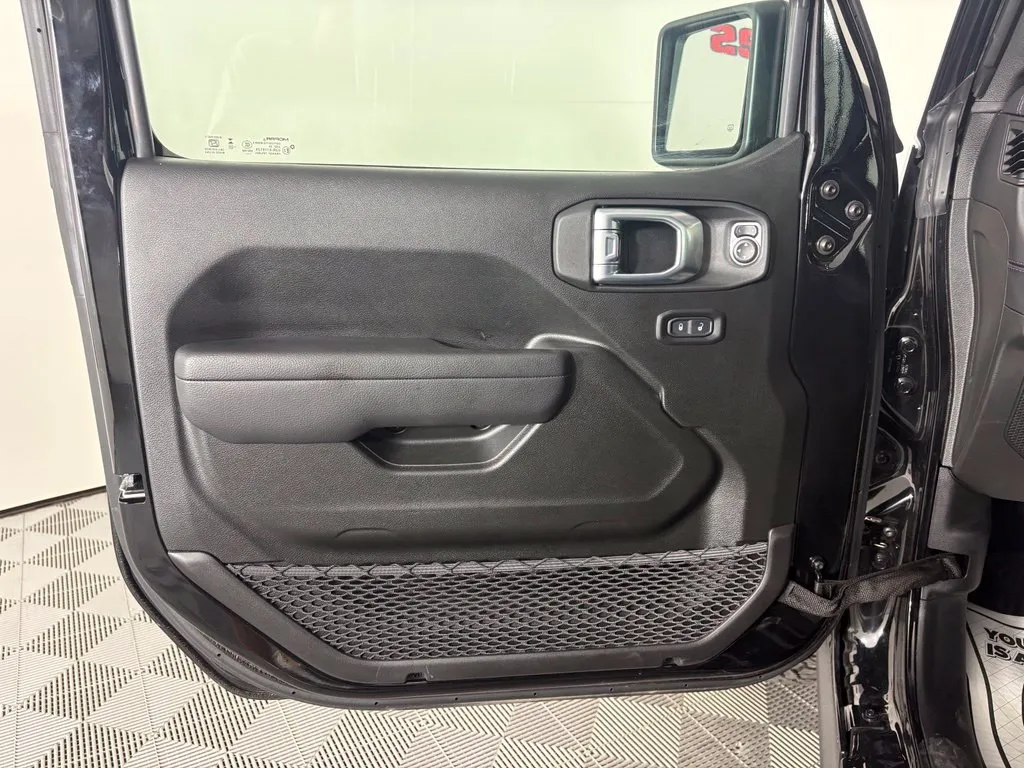 Jeep Wrangler photo 13