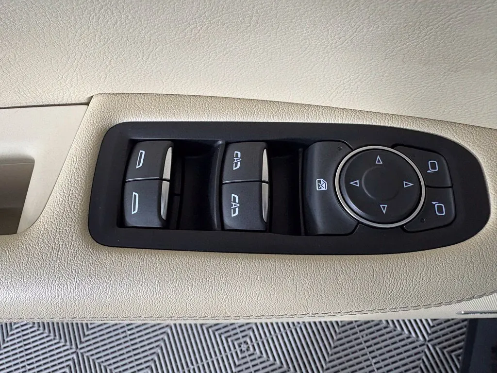 Cadillac XT5 photo 14
