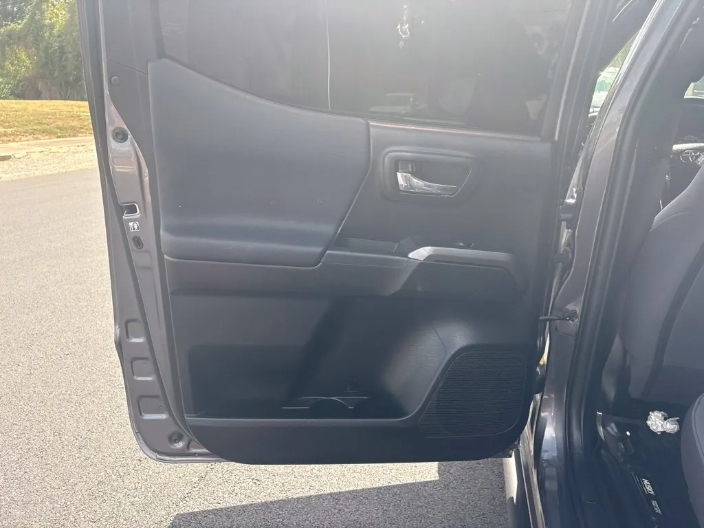 Toyota Tacoma photo 17