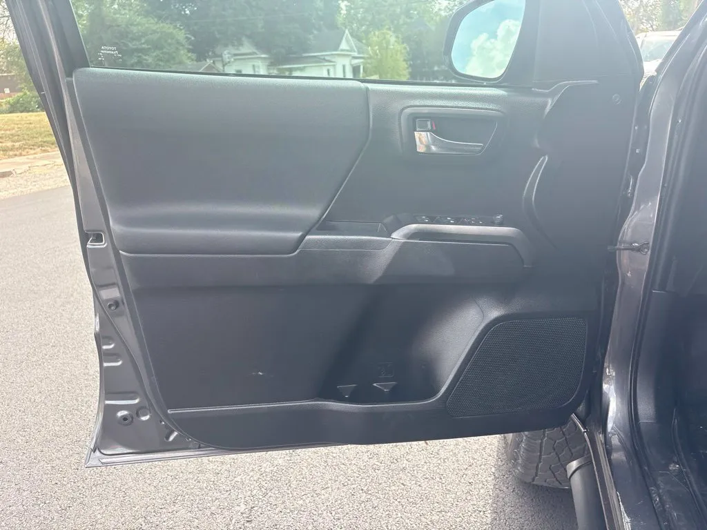 Toyota Tacoma photo 10