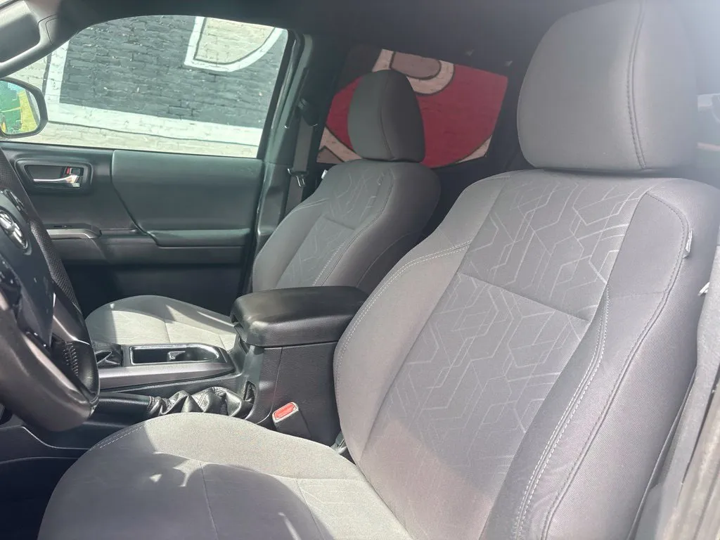 Toyota Tacoma photo 11