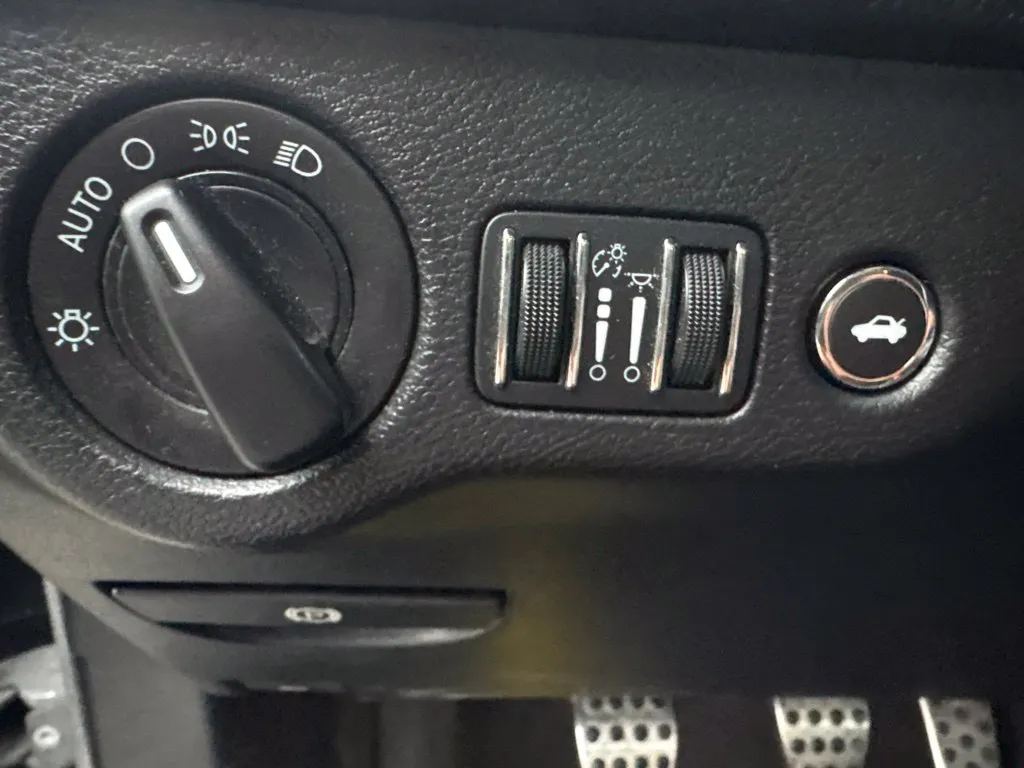 Dodge Challenger photo 12