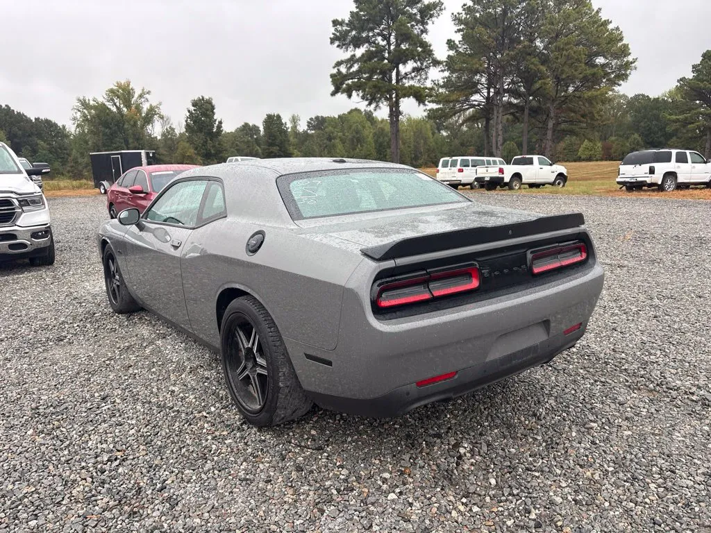 Dodge Challenger photo 4