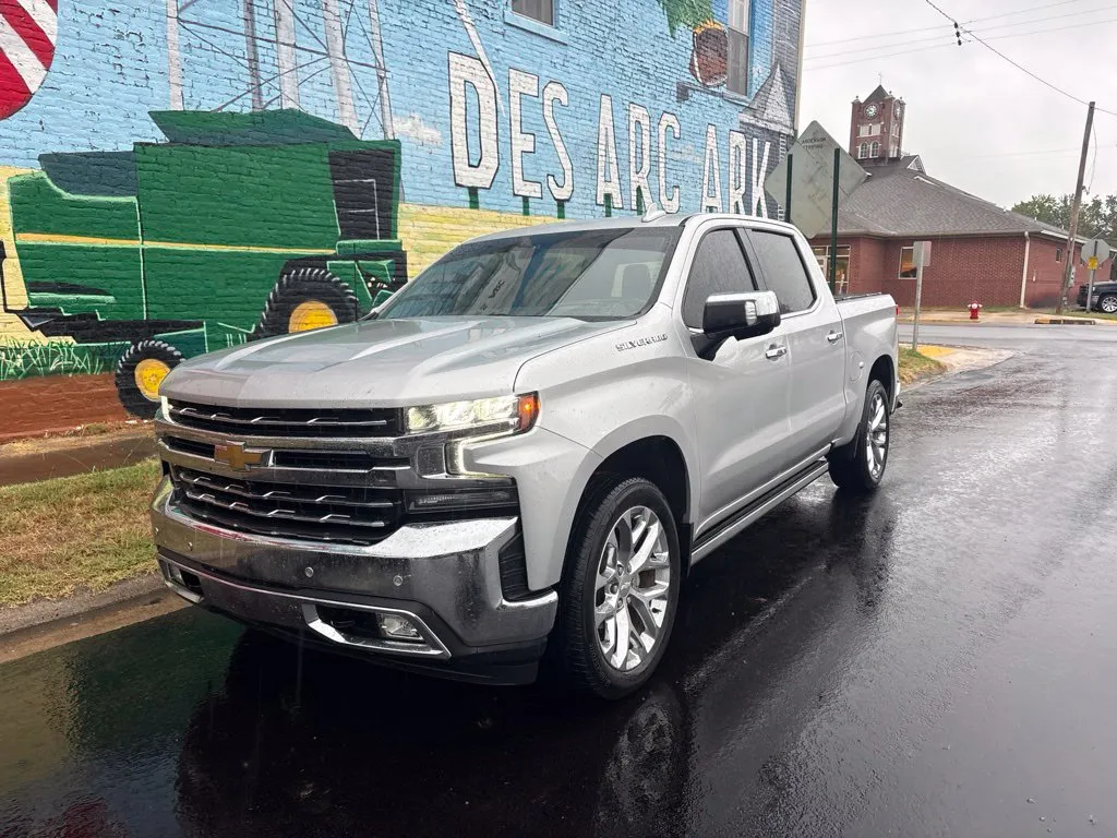 Chevrolet Silverado photo 2