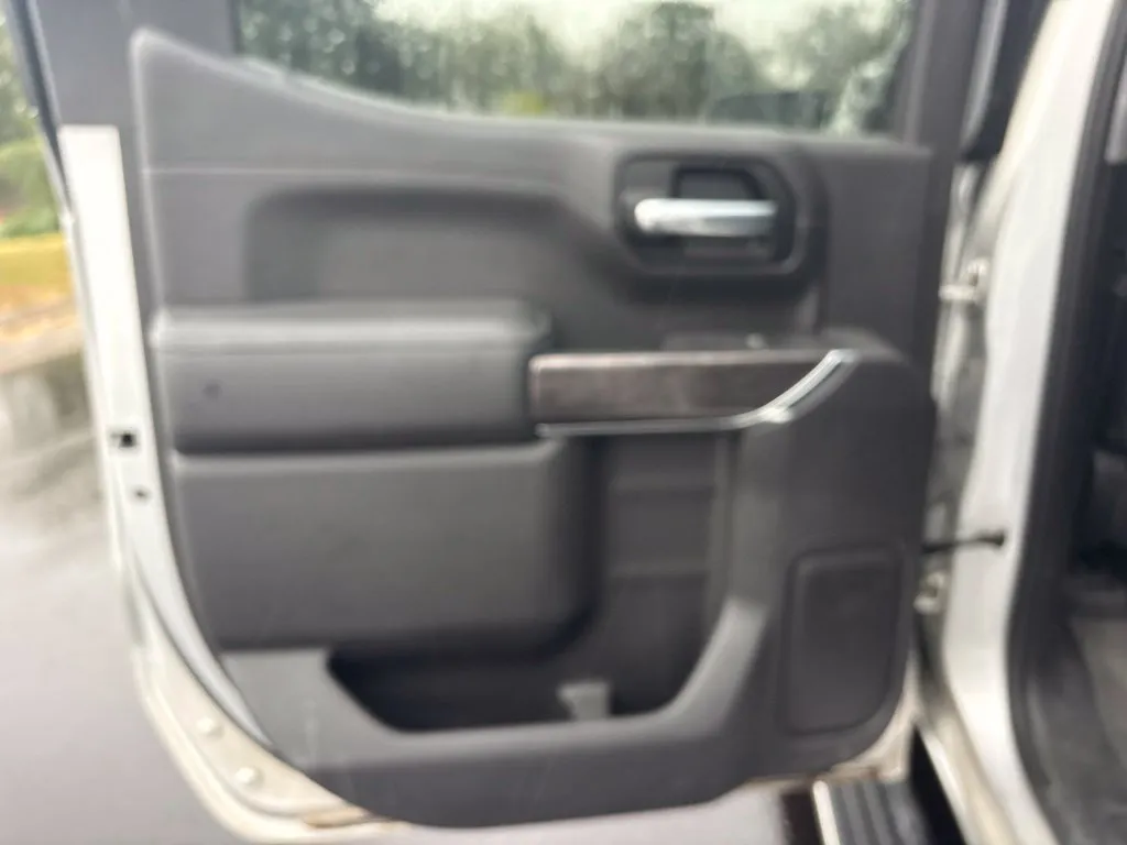 Chevrolet Silverado photo 18
