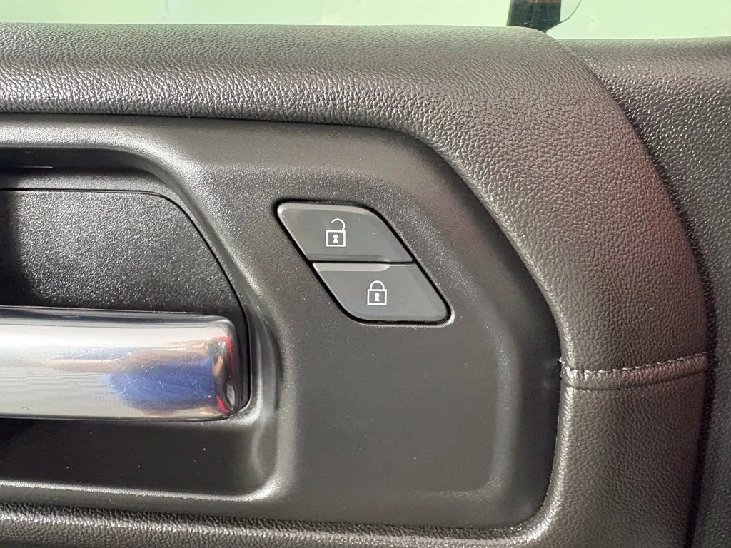 Chevrolet Silverado photo 13