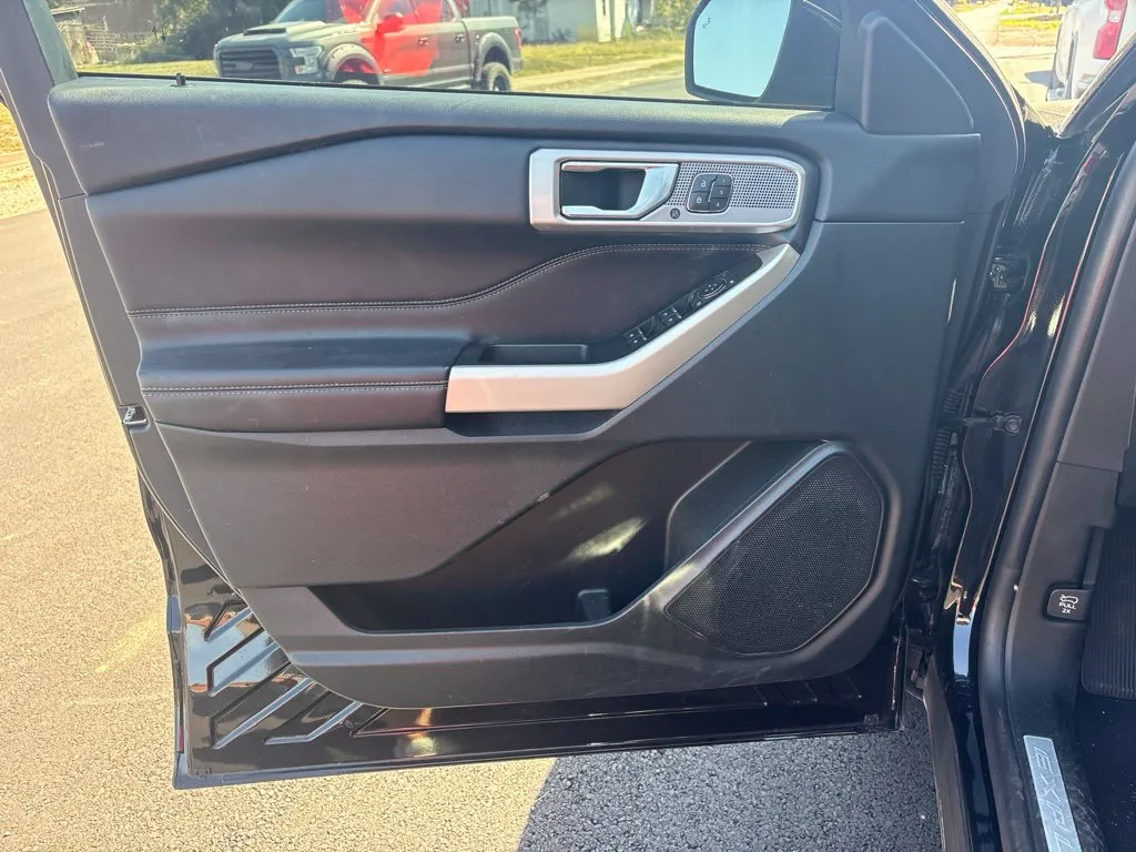 Ford Explorer photo 12
