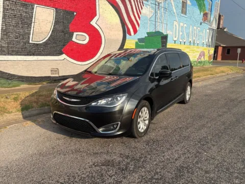 Photos of 2017 Chrysler Pacifica Touring L for sale in Des Arc, AR at D3 Auto Sales - Des Arc, AR